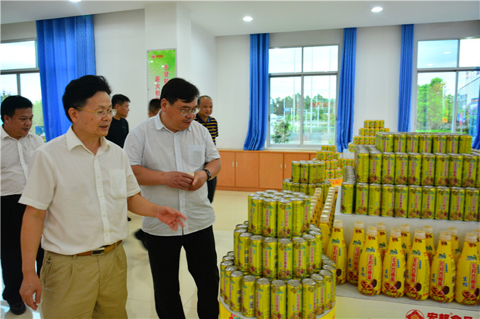 6月20日，馬鞍山市政府副秘書長劉觀林，馬鞍山市委農(nóng)辦專職副主任賀明，博望區(qū)副區(qū)長郝甲林，和縣人民政府副區(qū)長毛祚雙，市政府辦公室四級調(diào)研員俞加生，花山區(qū)農(nóng)業(yè)農(nóng)村水利局局長陳立兵，含山縣農(nóng)業(yè)農(nóng)村局局長汪(圖8)